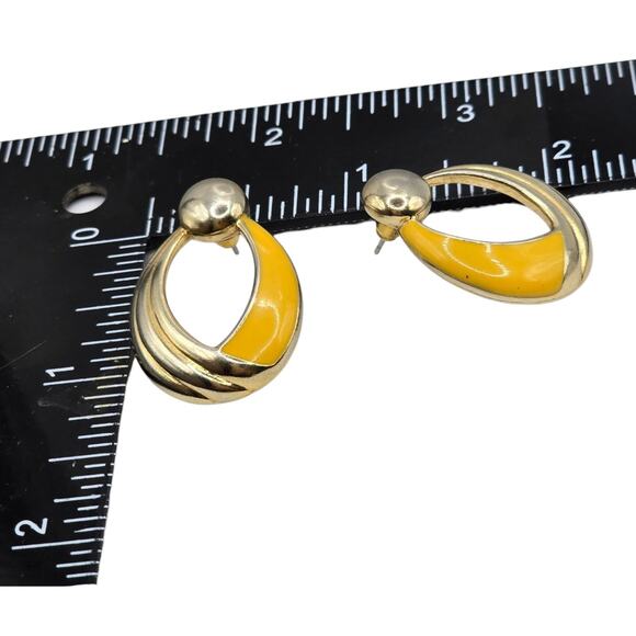Yellow Loop Hoop Earrings Pierced Enameled Ribbed Gold Tone 80s Vibe Retro Style - Picture 5 of 7